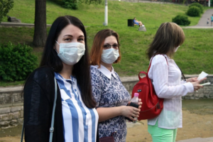 Москвичам с 1 июня разрешили гулять в масках по расписанию