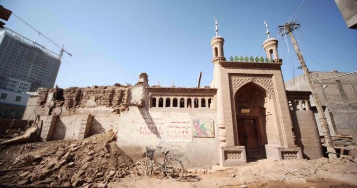 Поврежденная мечеть СУАР